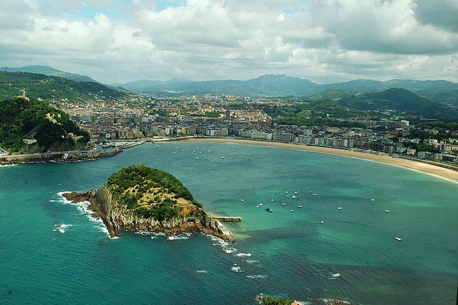 2 Basque Country Private Tours from San Sebastian - Day 2 morning in Bilbao: old quarter streets, then straight to the big attraction