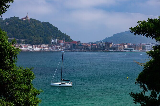 2 h Privated Sail Sebastian Tour or Sunset - La Concha Bay cruising and the horizon: France and Bilbao on clear days