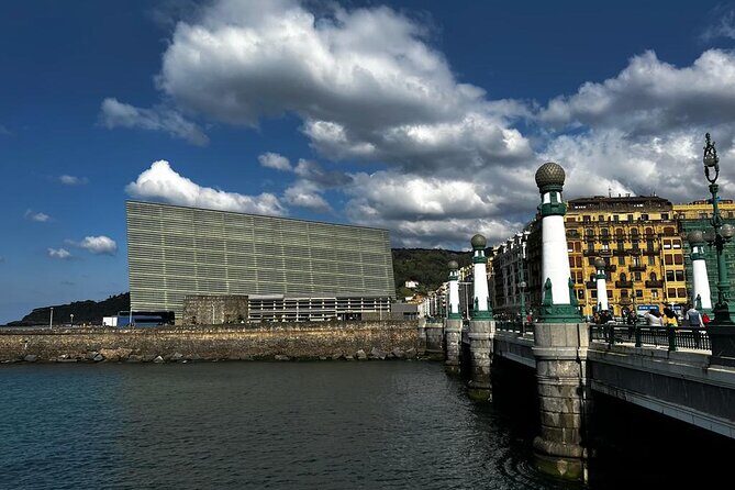 Discover the History, Market, Wine & Pintxos in San Sebastian - The guide experience: smart context and better photos