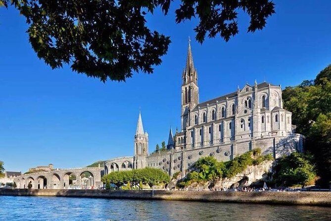 Lourdes Sanctuary tour- Catholic pilgrimage sanctuary - Arriving at Lourdes: three hours where the setting does half the work