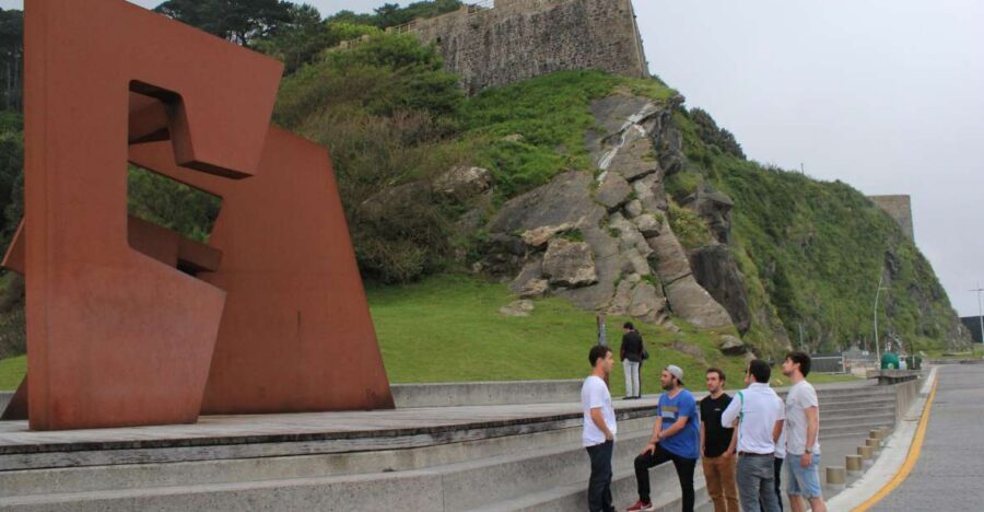 Private walking tour in San Sebastian - La Concha Beach: a quick photo moment with the right context