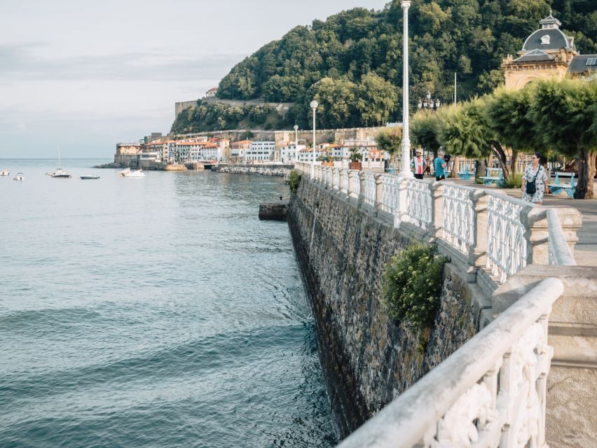Private walking tour in San Sebastian - Peine del Viento: art, wind, and the Cantabrian Sea viewpoint