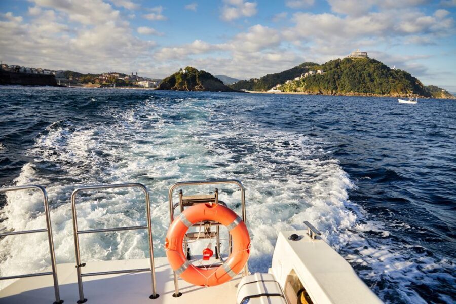 San Sebastian: 2 Bays Evening or Sunset Boat Tour with Cava - Urgull and the Zurriola Stretch: From Promenade to Perspective