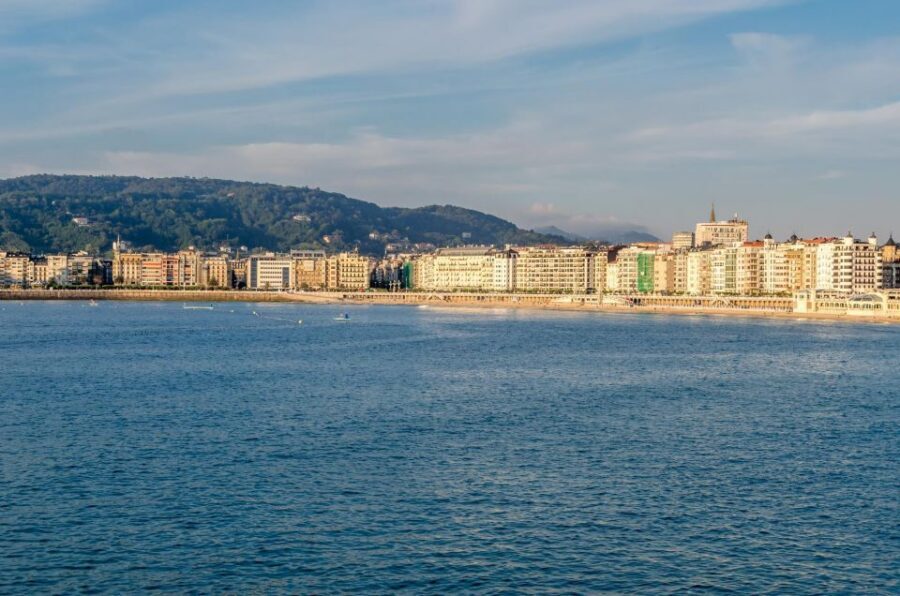 San Sebastian: Express Walk with a Local in 60 minutes - La Concha Beach to the landmarks: coast-first orientation