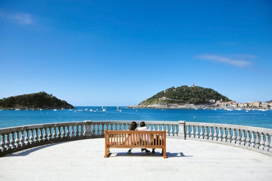 San Sebastian: Express Walk with a Local in 60 minutes - Small group pacing: easier questions, less hurry