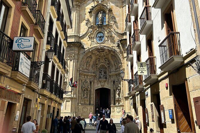 San Sebastian Food Tour: Pintxos, Drinks, and Tapas with a Local - Fermin Calbeton Kalea: pintxos with Basque wine and liquors