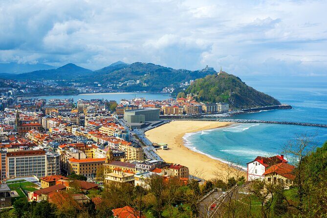San Sebastian Historic Walking Tour in Small Group - Ayuntamiento de San Sebastián: the city’s formal welcome