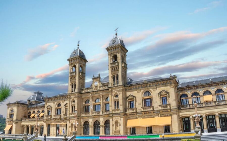 San Sebastian: Insta-Perfect Walk with a Local - Getting Oriented at Funicular Monte Igueldo