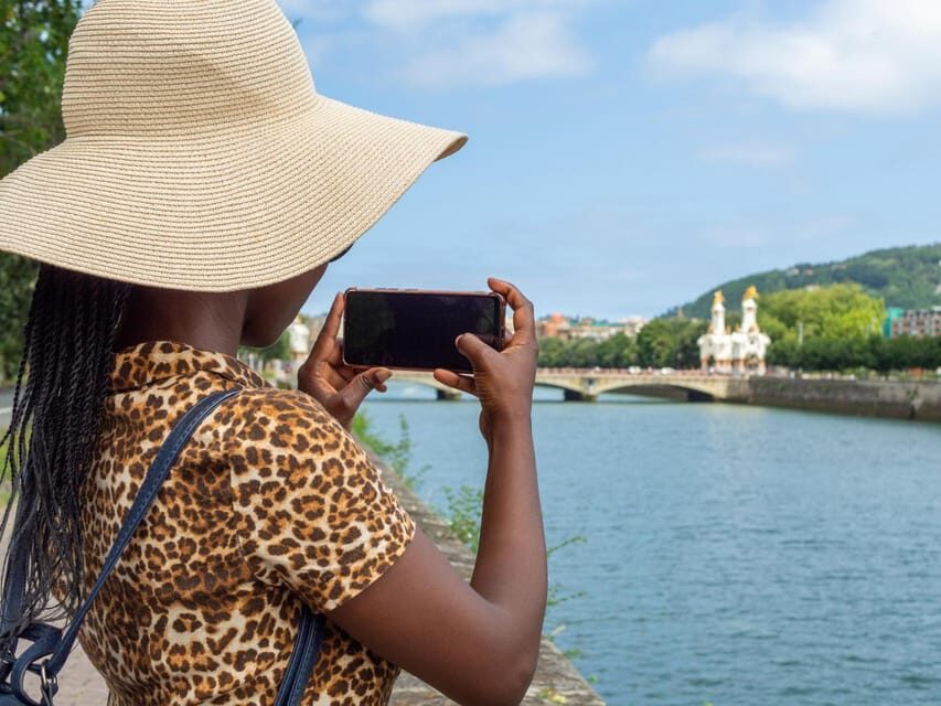 San Sebastian: Insta-Perfect Walk with a Local - La Concha Beach Photos Without Feeling Like a Tourist