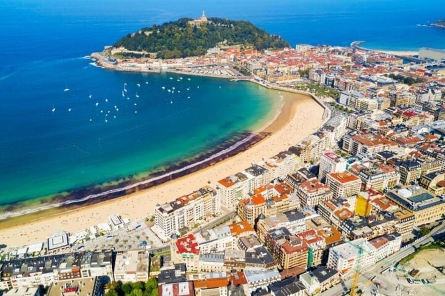 San Sebastian : Must-See Attractions Walking Tour - San Sebastián City Hall and 31 de Agosto Kalea: moving from monuments to everyday streets