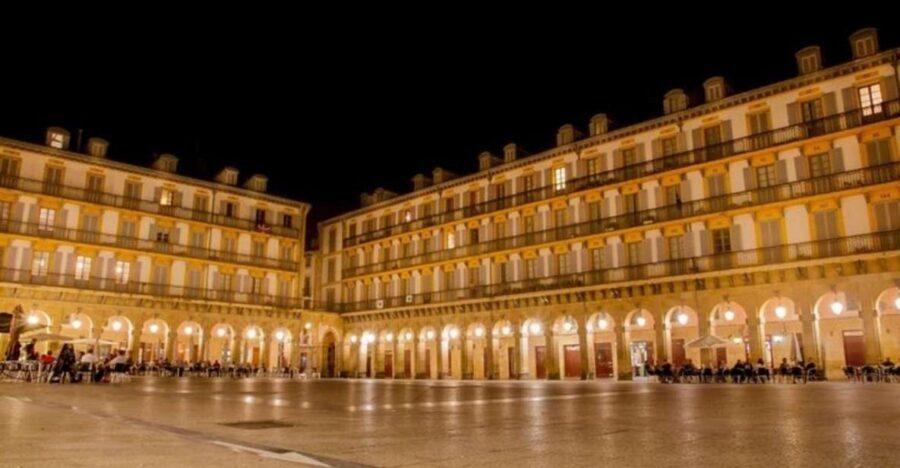 San Sebastian : Must-See Attractions Walking Tour - Plaza de la Constitución and Konstituzio Plaza: the old center’s social stage