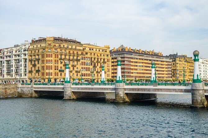 San Sebastian: Old Town Exploration Game and Tour - Museums and attractions: what’s free vs what costs extra