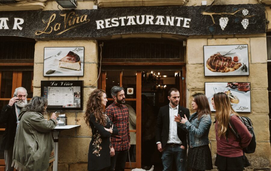 San Sebastian: Pintxos and Wine Tour with 5 Tastings - Pintxos and wine in San Sebastián: why this format works