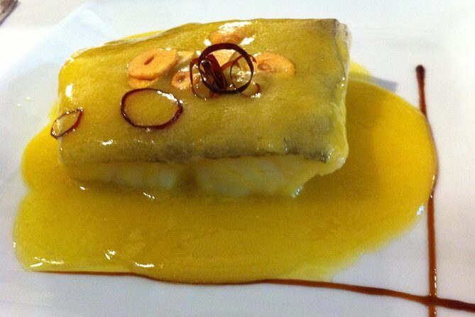 San Sebastián Private Food-Historical tour & meal at a Gastronomy Club - Market shopping for seasonal ingredients: why it changes the meal