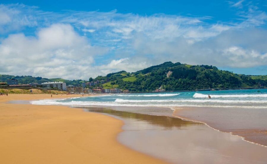 San Sebastian: Surf & Party Hostel - The hostel energy: kegs, sangria, and making friends fast