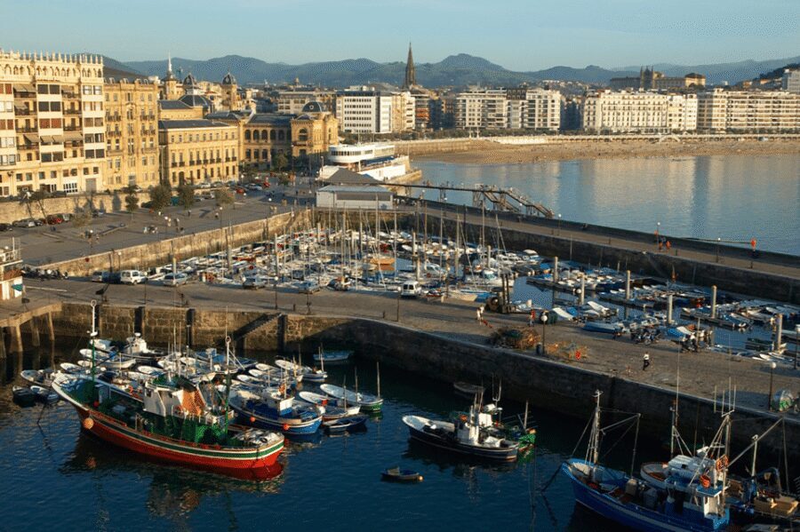 San Sebastian: Walking Tour with Pintxo and Drink - Sliding into the Old Town: churches, squares, and pintxo streets