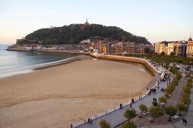 San Sebastian walking tour with pintxo and drink option - Stop 2 in the Old Town: La Bretxa Market, San Vicente’s relic, and Santa María del Coro